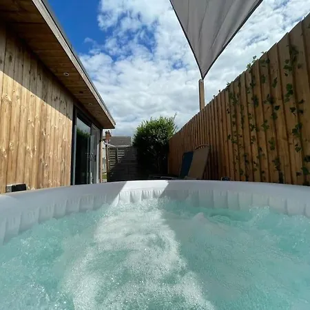 Luxury Cabin With Hot-Tub Cheltenham Exterior photo