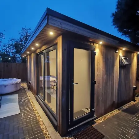 Luxury Cabin With Hot-Tub Cheltenham Exterior photo