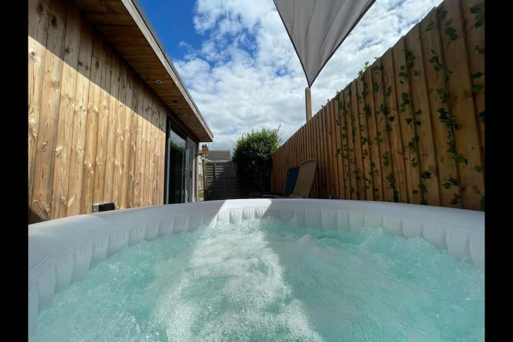 Luxury With Hot-tub & Cold Plunge! Villa